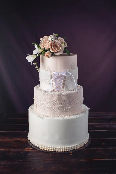 Pastel de boda como vestido con cinta en corsé con rosas —  Fotos de Stock