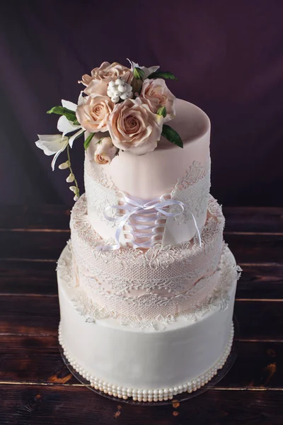 Tort weselny, jak sukienka z kokardą w gorset z różami — Zdjęcie stockowe