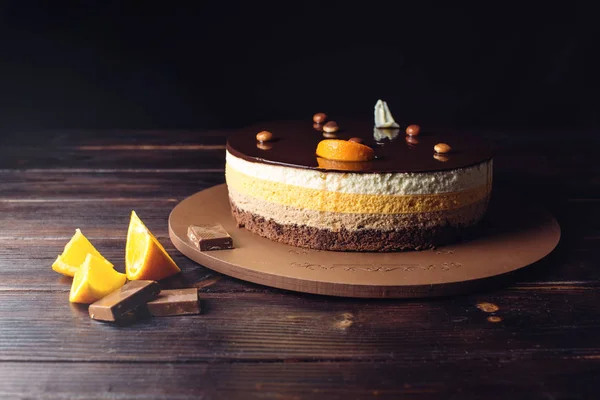 Апельсиновый шоколадный торт со слоями деликатного суфле, домашний десерт — стоковое фото