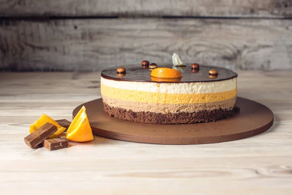 Апельсиновый шоколадный торт со слоями деликатного суфле, домашний десерт — стоковое фото