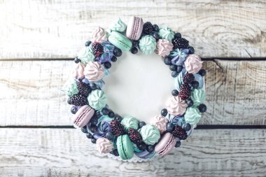 Çilek böğürtlen, yaban mersini, beze ve marshmallow ile ev yapımı kek