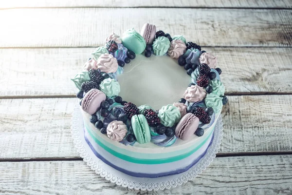 自制蛋糕与浆果黑莓、 蓝莓、 酥皮和棉花糖 — 图库照片