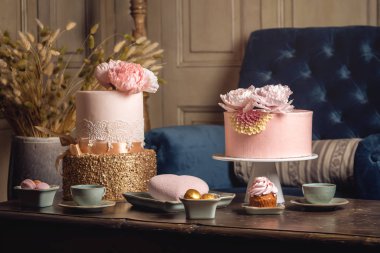 Mastik ve gül altın antika klasik iç lüks düğün tablo güzel bir pembe pasta ile süslenmiş