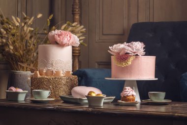 Mastik ve gül altın antika klasik iç lüks düğün tablo güzel bir pembe pasta ile süslenmiş