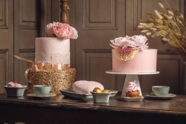 Mastik ve gül altın antika klasik iç lüks düğün tablo güzel bir pembe pasta ile süslenmiş