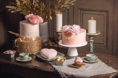 Mastik ve gül altın antika klasik iç lüks düğün tablo güzel bir pembe pasta ile süslenmiş