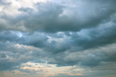 Gün batımında bulutlarla gökyüzünün dramatik görünümü