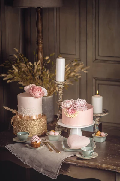 Mesa de boda de lujo con un hermoso pastel rosa decorado con masilla y oro rosa en el interior clásico antiguo — Foto de Stock