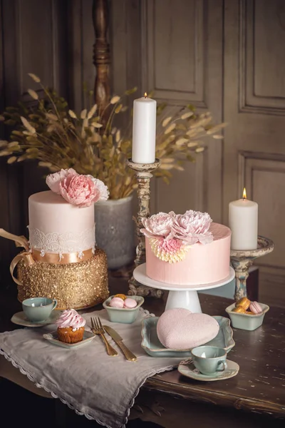 Luxury wedding table with a beautiful pink cake decorated with mastic and rose gold in antique classic interior — Stock Photo, Image