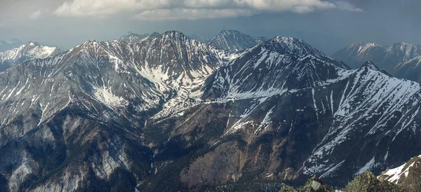 Panoráma kilátás a tavaszi tájon a hegyek borítják — Stock Fotó