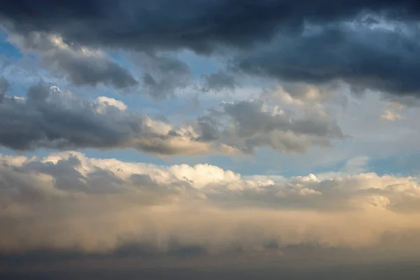 Dramatic view of sky with clouds at sunset — Stock Photo, Image