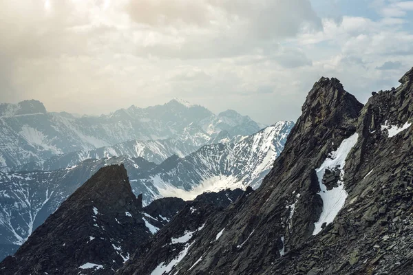 Vue panoramique du paysage printanier des montagnes couvertes de la dernière neige dans un petit brouillard — Photo
