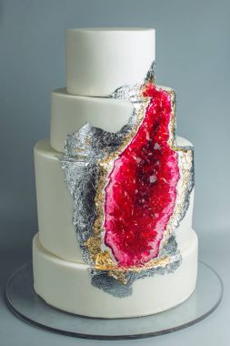 Sanat. Beyaz düğün pastası yakut üzerinden bir kesim içinde karamel ile dekore edilmiştir. Gıda tasarım