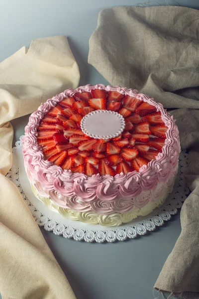 Bolo de creme bonito no topo decorado com morangos fatiados e lugar para texto — Fotografia de Stock