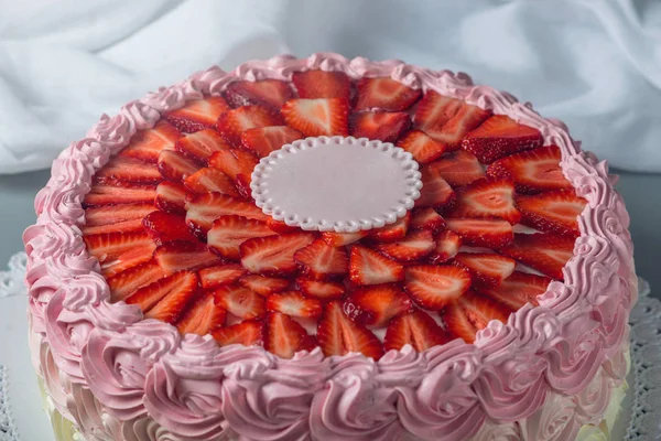 Bella torta alla panna sulla parte superiore decorata con fragole affettate e posto per il testo — Foto Stock
