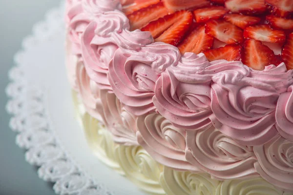 Hermoso pastel de crema en la parte superior decorado con fresas en rodajas y lugar para el texto —  Fotos de Stock