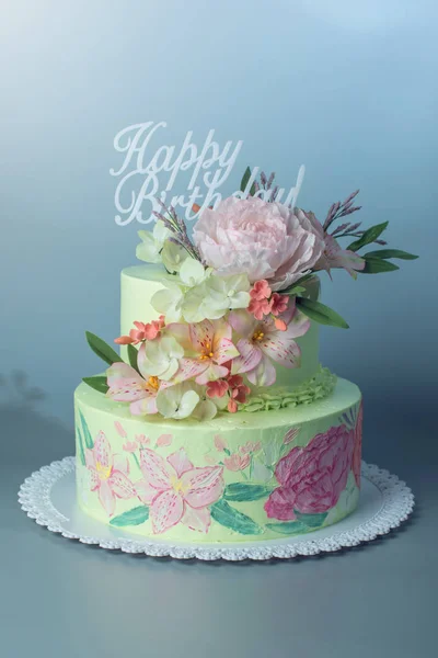 Uma bela primavera bolo de duas camadas decorado com rosas de tampo de aroeira e textos em cima de feliz aniversário — Fotografia de Stock