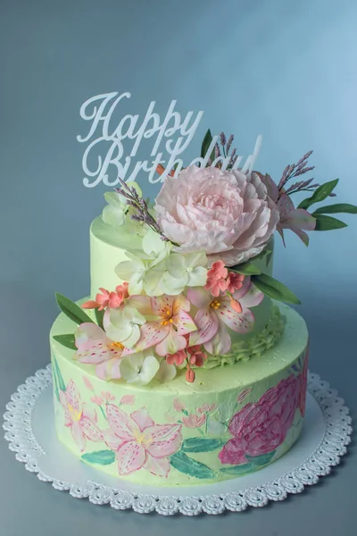 Uma bela primavera bolo de duas camadas decorado com rosas de tampo de aroeira e textos em cima de feliz aniversário — Fotografia de Stock