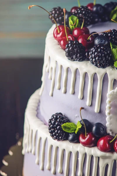 美丽的紫色蛋糕与条纹的白色奶油和装饰浆果黑莓, 蓝莓和樱桃. — 图库照片