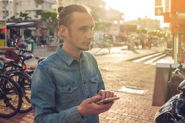 Onun smartphone vasıl şehrin sokaklarında özgeçmişlerine bakarak adam traveler