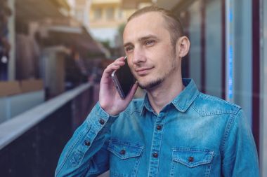 Adam Gezgin sokak arka planda telefonda konuşurken sırt çantası ile.