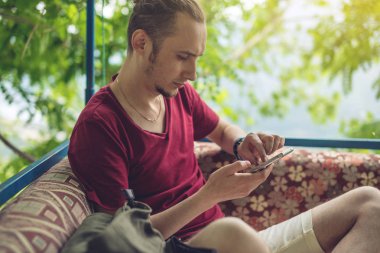 Onun smartphone vasıl doğa ve dağ özgeçmişlerine bakarak adam traveler