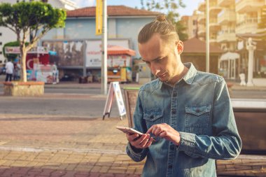 Onun smartphone vasıl şehrin sokaklarında özgeçmişlerine bakarak adam traveler