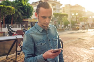 Onun smartphone vasıl şehrin sokaklarında özgeçmişlerine bakarak adam traveler
