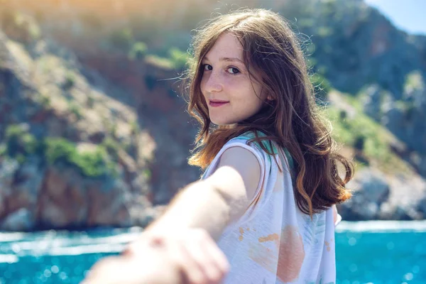 Beni takip et, çekici esmer kız elini tutarak dağlar ve mavi denizin yol açar — Stok fotoğraf
