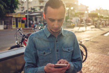 Onun smartphone vasıl şehrin sokaklarında özgeçmişlerine bakarak adam traveler