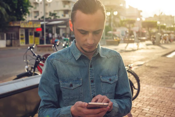 Onun smartphone vasıl şehrin sokaklarında özgeçmişlerine bakarak adam traveler