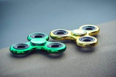 Yeşil ve altın topluca spinner oyuncak rahatlatma