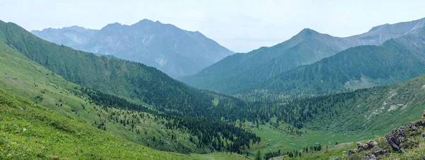 全景的群山覆盖着绿色和蓝色的天空和云。山谷的景色 — 图库照片