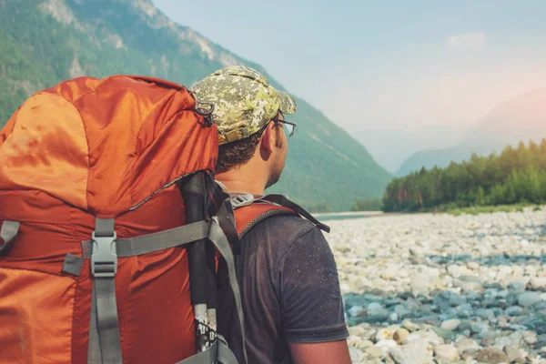 Healthy Active man with backpack hiking in beautiful mountain forest in the summer in the sun — Stock Photo, Image