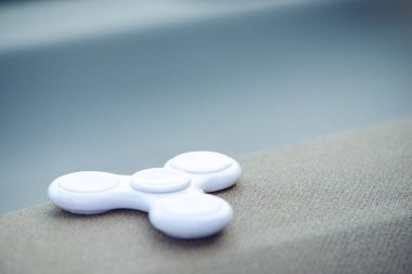 Beyaz topluca spinner oyuncak rahatlatma. Çocukların anti-stres oyuncakları eğilimler