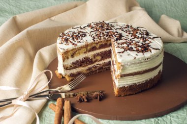 Güzel ev yapımı parça dışarı kesim ile rustik tarzda beyaz krema ile sünger kek katmanlı