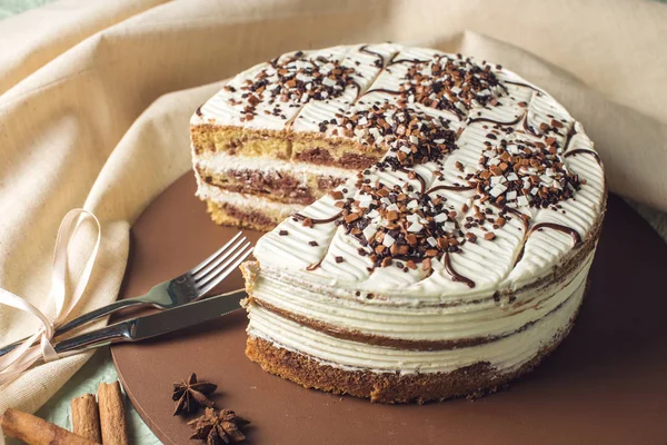 Домашний торт с белым кремом в стиле рустик с вырезанным кусочком — стоковое фото