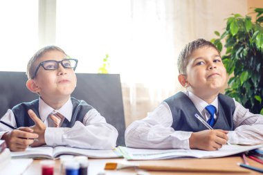 Okula dönüş. Şirin çocuk sınıfta masasında oturuyor. Çocuklar ders öğrenme. Kavram İlköğretim Okulu