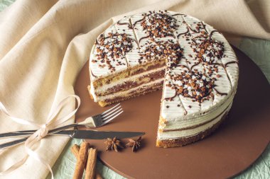 Güzel ev yapımı parça dışarı kesim ile rustik tarzda beyaz krema ile sünger kek katmanlı