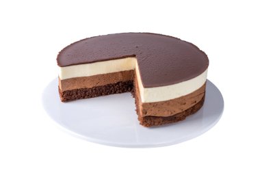 Yalıtılmış çikolatalı kek üç farklı çikolata mousse katmanları, beyaz, süt ve koyu çikolata ile yapılmış