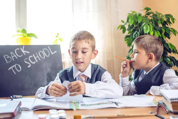 Okula dönüş. Şirin çocuk sınıfta masasında oturuyor. Çocuklar ders öğrenme. Kavram İlköğretim Okulu