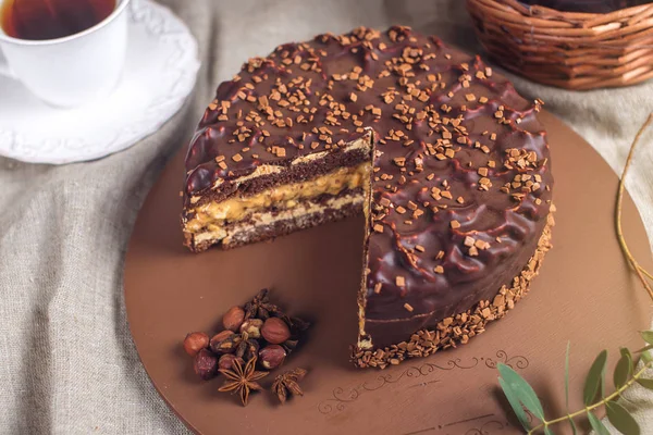 Шоколадний шаруватий торт з нугою та губкою в розрізі — стокове фото
