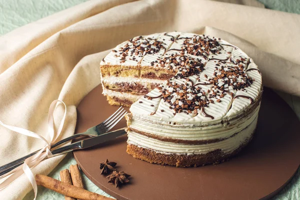 Güzel ev yapımı parça dışarı kesim ile rustik tarzda beyaz krema ile sünger kek katmanlı