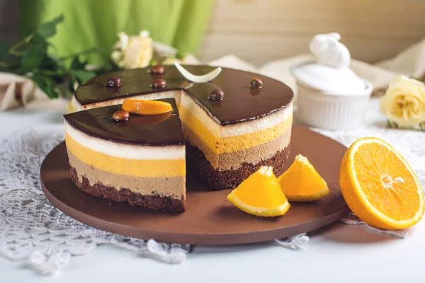 Pastel de chocolate naranja con capas de soufflé, un delicioso postre casero — Foto de Stock