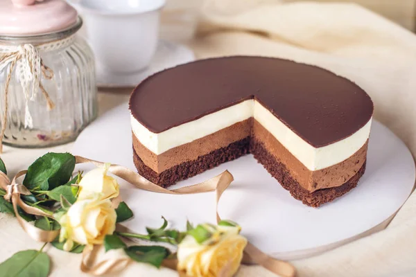 Torta al cioccolato composta da tre diversi strati di mousse di cioccolato, bianco, latte e fondente con cioccolato — Foto Stock