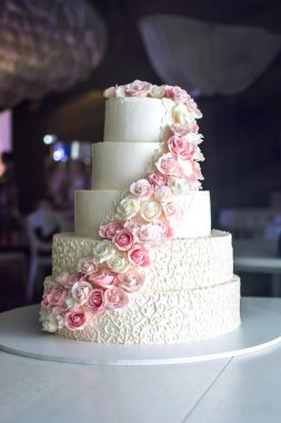 Pembe Gül'de Restoran tabloda süslenmiş büyük katmanlı düğün pastası