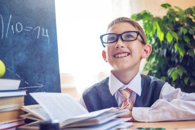 Okula dönüş. Şirin çocuk sınıfta masasında oturuyor. Kavram İlköğretim Okulu