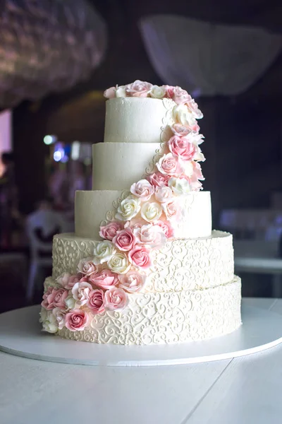 Pembe Gül'de Restoran tabloda süslenmiş büyük katmanlı düğün pastası