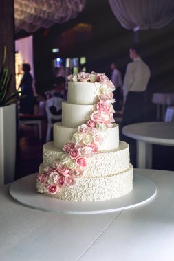 Pembe Gül'de Restoran tabloda süslenmiş büyük katmanlı düğün pastası
