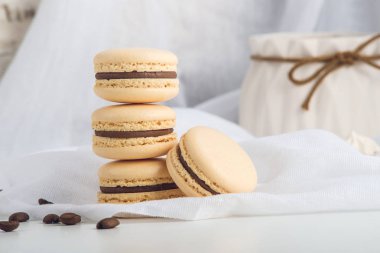 Kahve macarons çikolata ile. Fransız hassas tatlı kahvaltı için